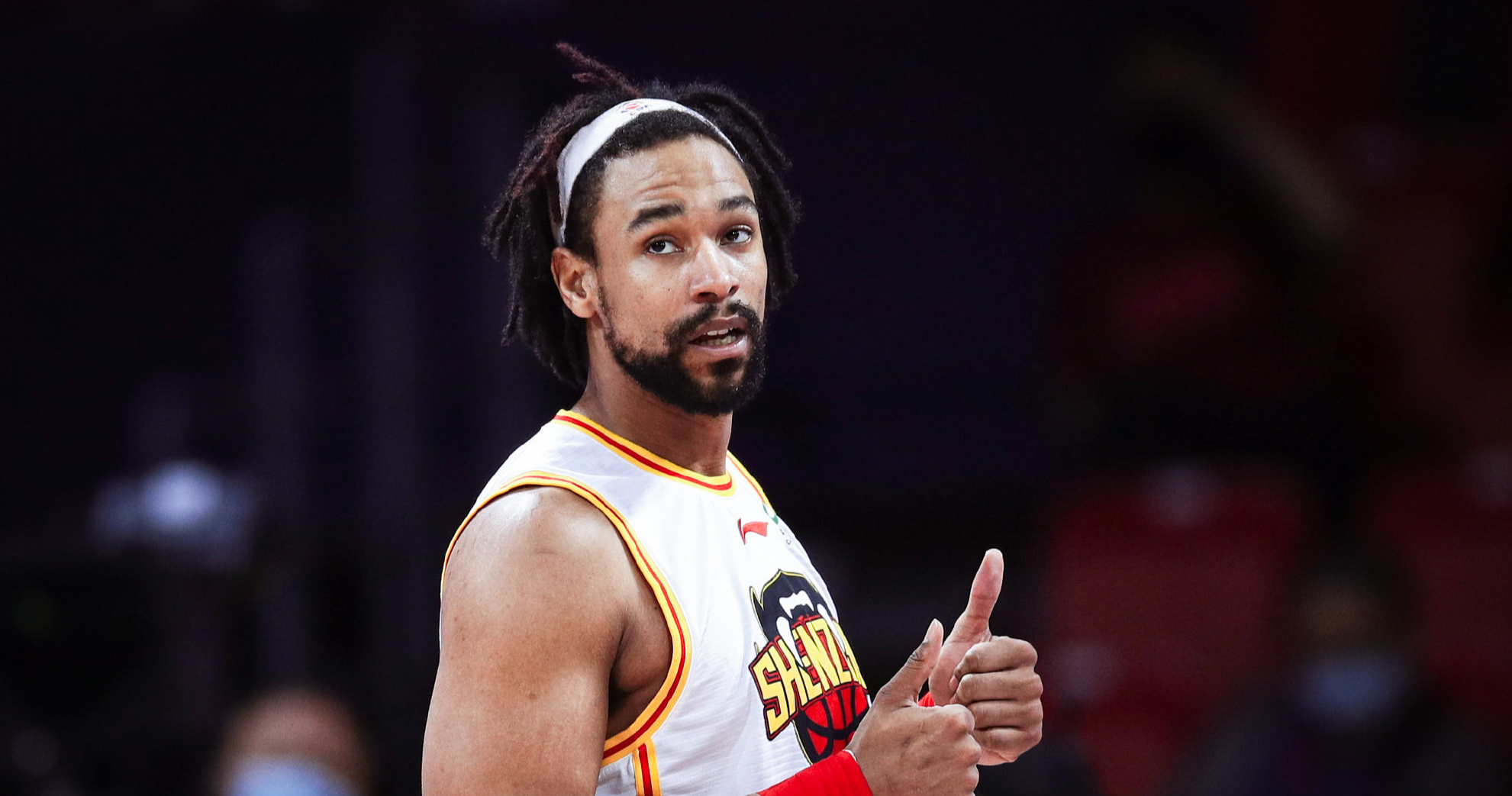 赛场多面手:李明攻防两端表现都极为出色! 赛场多面手:李明攻防两端表现都极为出色!