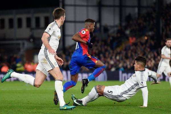 英超裁判判罚的争议不断,赛后辩论热烈 英超裁判判罚的争议不断,赛后辩论热烈